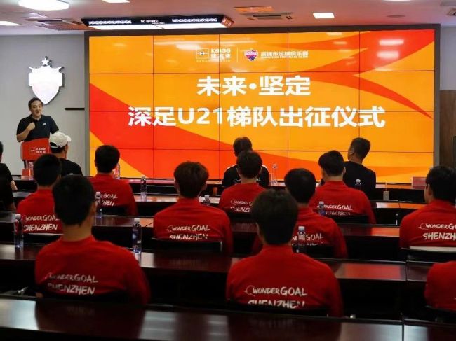 周深此次继《缘起》后与青白姐妹再重逢，他在音乐特辑中表示，《缘起》的情感起伏很大，而《问花》的情感比较内敛，看完电影才更明白内心的情愫和纠葛